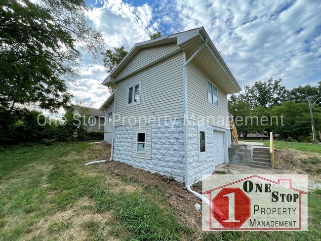 Building Photo - Adorable  Remodeled 3 Bedroom 2 Bathroom C...