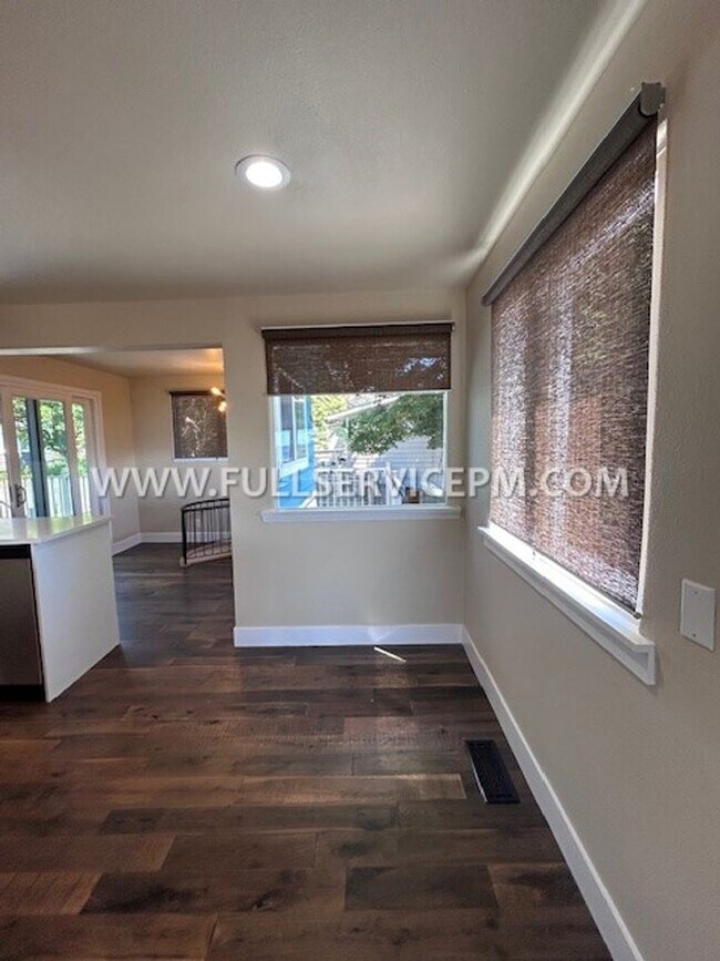 Building Photo - Exceptional South Beacon Hill 3 BD 2 BA! Huge Deck!