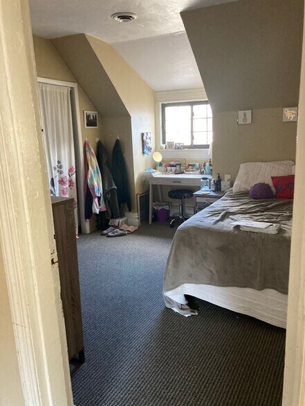 Building Photo - 301 1/2 S Winebiddle St, Apt 5