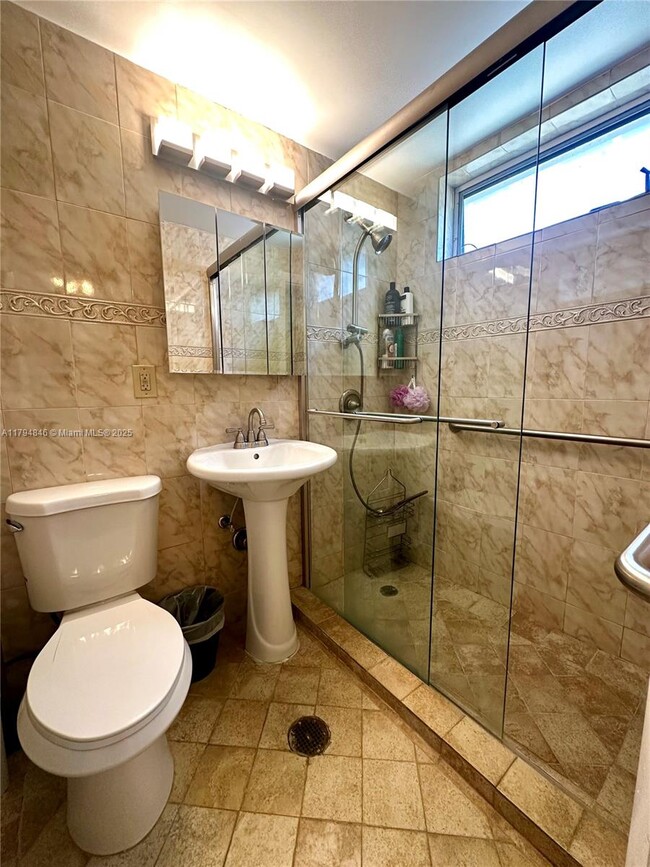 Building Photo - 4730 Pine Tree Dr