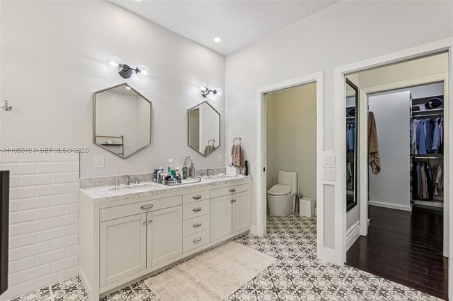 Building Photo - 34 SW 22nd Rd