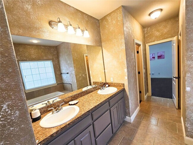 Building Photo - 1300 SW Willowbend Ave