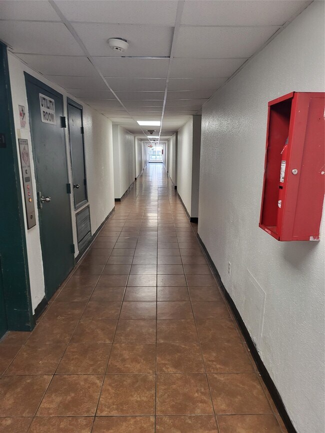 Building Photo - 2818 S Bartell Dr