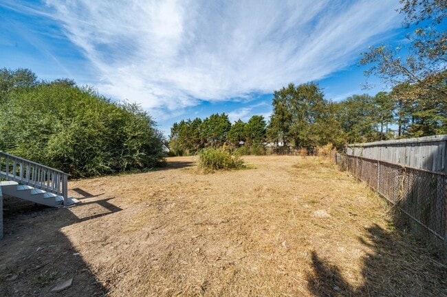 Building Photo - Hidden Gem with Tons of Space and Modern U...