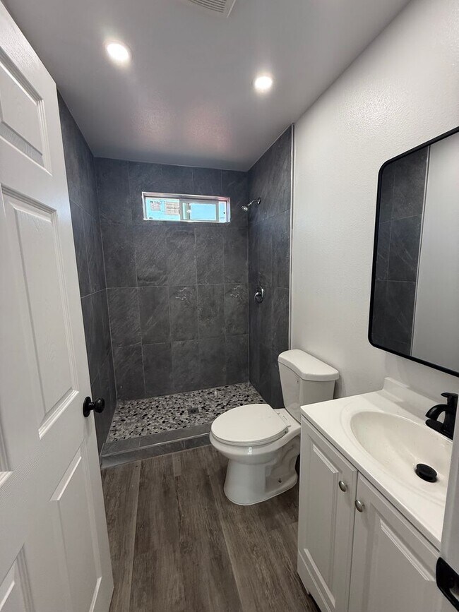 Building Photo - 2 bed, 1 bath ADU with private yard and laundry