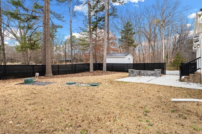 Building Photo - Beautiful 2 bed/1.5 bath with large fenced yard and separate office!