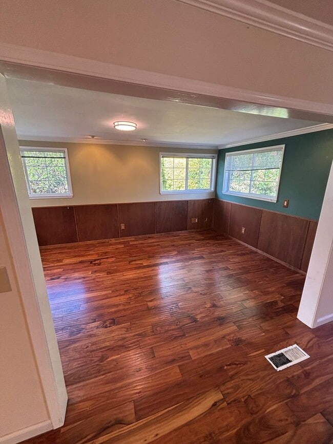 Building Photo - 3 Bedroom 2 Bathroom Single Family home in...