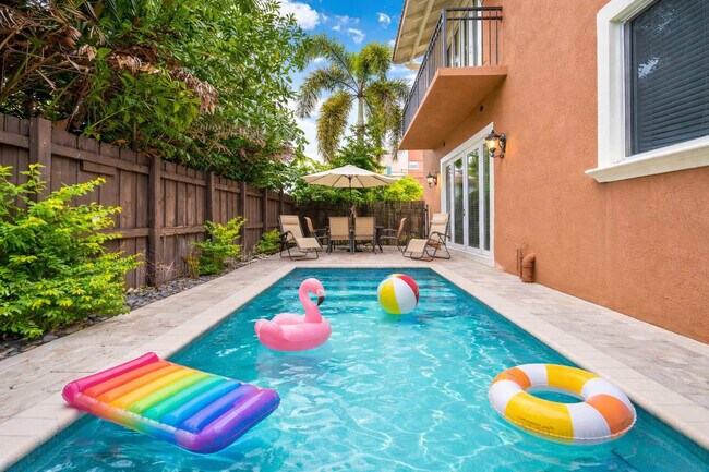 Building Photo - 1705 NE 11th St