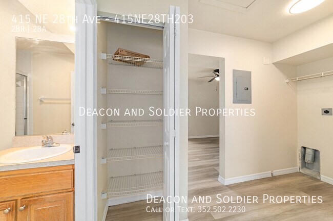 Building Photo - 415 NE 28th Ave