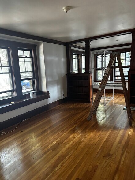 Building Photo - 142 Larch Rd