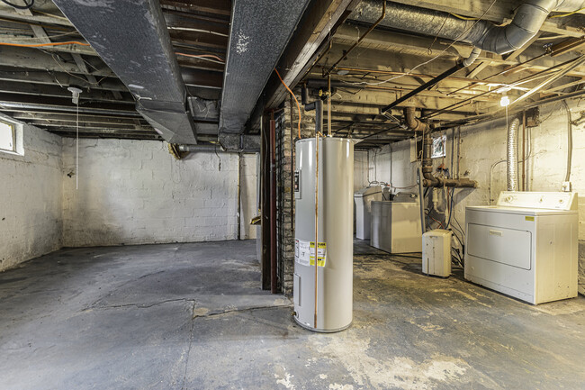Building Photo - 1119 N Twyckenham Dr