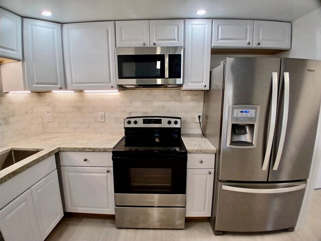 Building Photo - 4164 Inverrary Dr