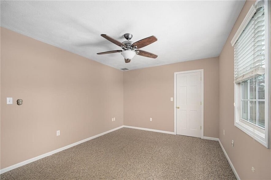 Building Photo - 190 Gladstone St