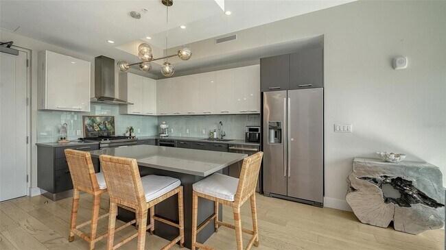 Building Photo - 635 S Orange Ave