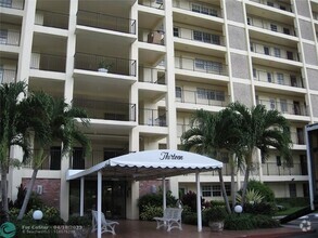 Building Photo - 3300 N Palm Aire Dr