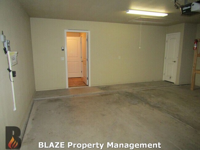 Building Photo - City View 4 Bedroom