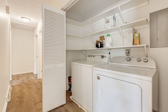 Building Photo - Lovely, Remodeled 3-Bedroom Home in West Asheville with Fenced-In Yard (6 or 12 Month Lease Options)