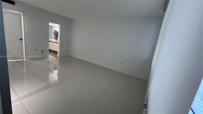Building Photo - 200 Ocean Ln Dr