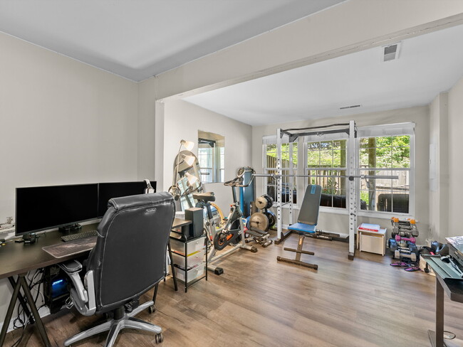 Building Photo - Elegant Colonial Townhome Living in Histor...