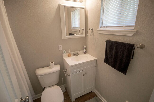 Building Photo - 105 N Garth Ave