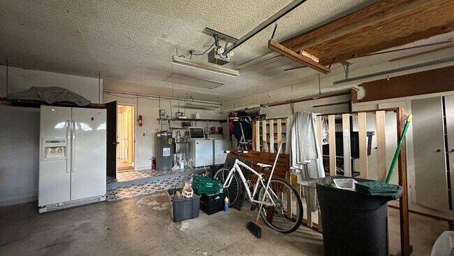 Building Photo - 616 Iris St