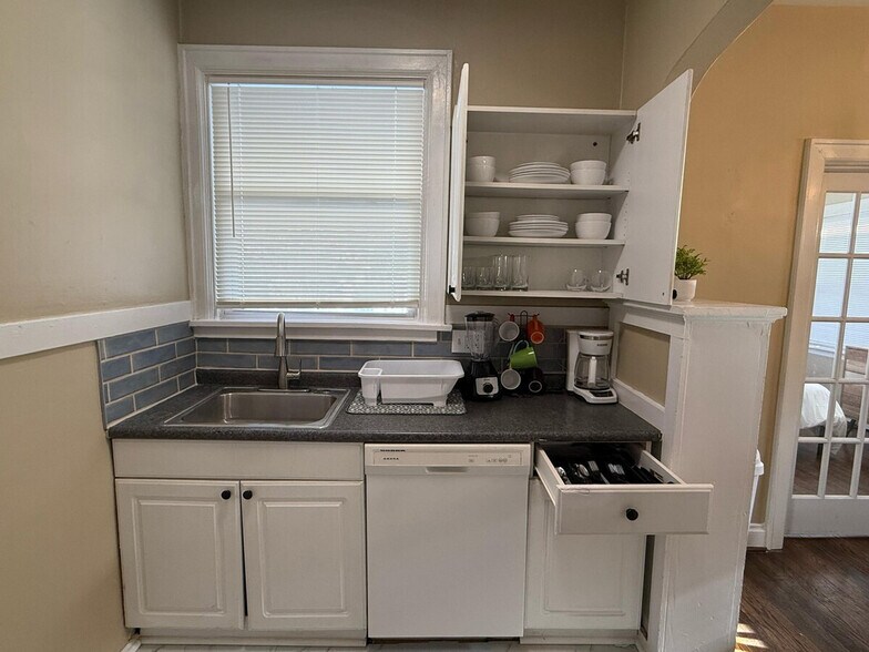 Building Photo - 2207 McCausland Ave