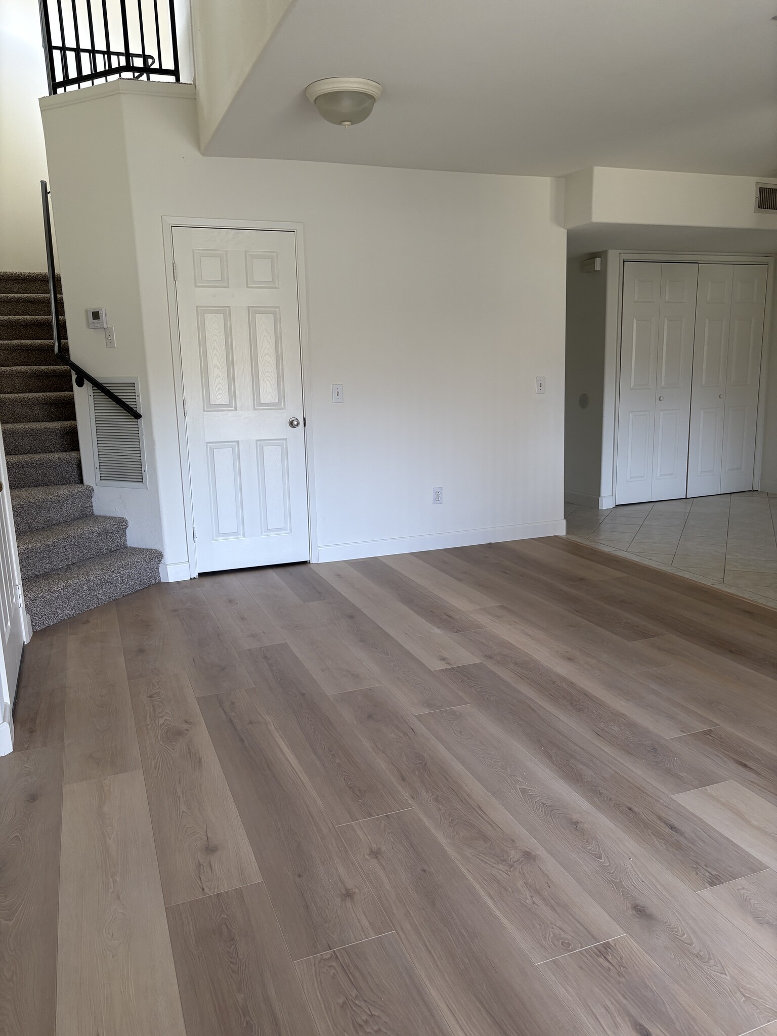 Entry way with high ceilings - 2946 S Campus Ave
