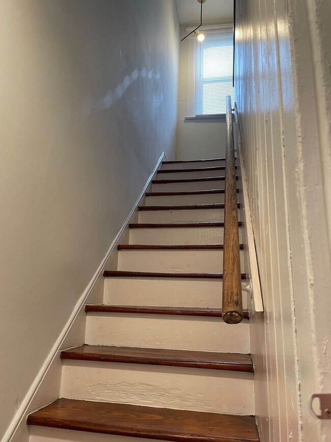 Building Photo - Beautifully  Renovated 2 bed 2 bath Home in Shelby Park!