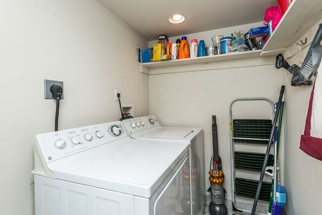 Building Photo - Amazing 3 bed 2 bath with a roof top deck ...