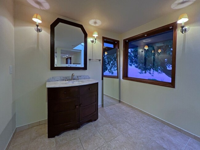 Building Photo - Gated Sound view home Des Moines area, 4 bed plus den 2.5 bath 3900 s/f, Available NOW!!!