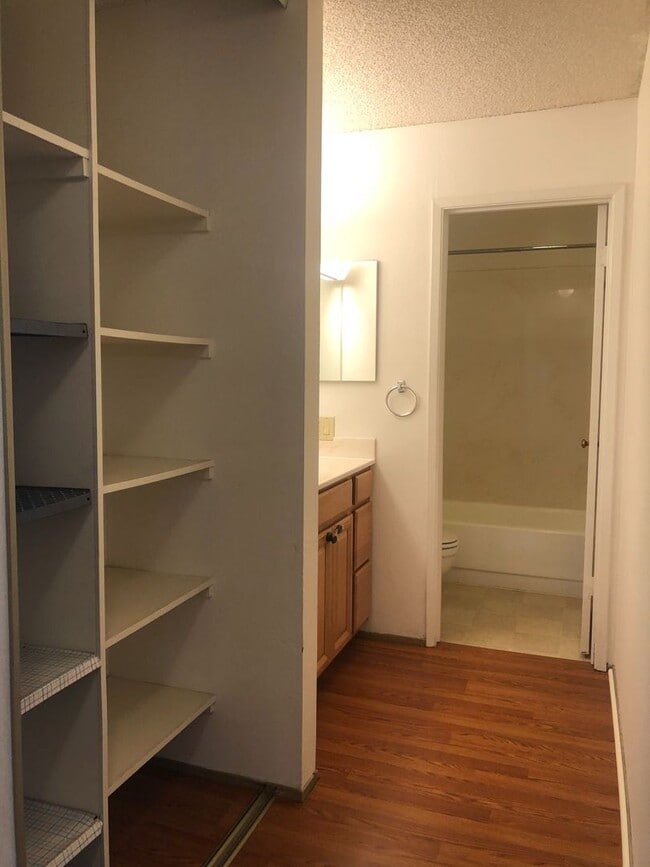 Building Photo - Beautiful one bedroom with grand Bay view’...