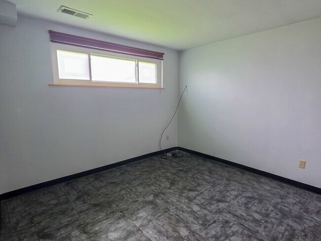 Building Photo - 408 Hazelnut Dr