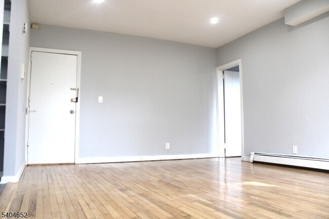 Building Photo - 819 Bloomfield Ave