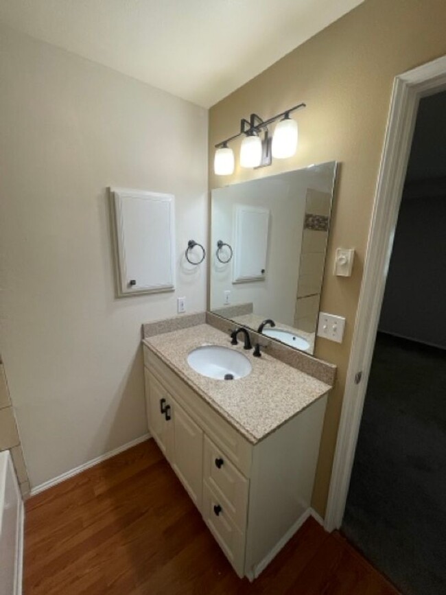 Building Photo - Warm and Cozy 2 bedroom Condo for Rent in ...