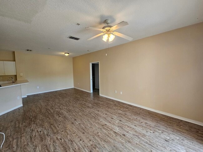 Building Photo - 605 Fairway Dr