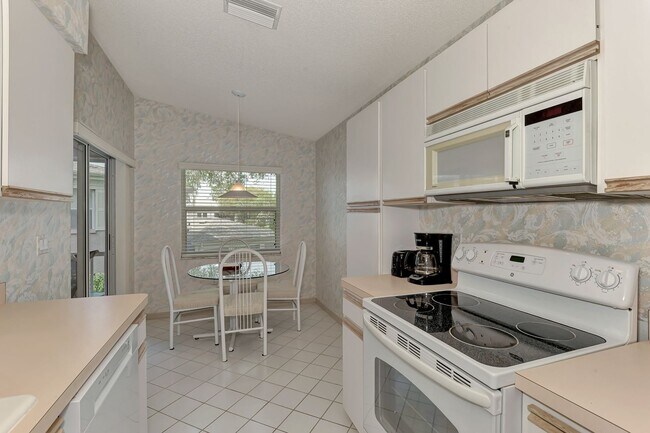 Building Photo - GEORGOUS 2 BEDROOM, 2BATHROOM, TURN KEY FU...