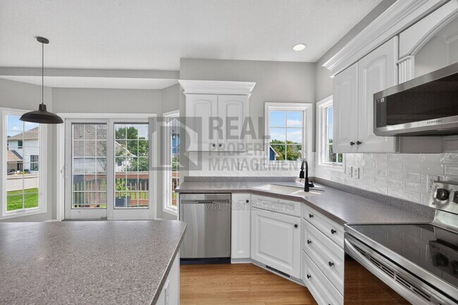 Building Photo - 2305 NE Hanover Ct