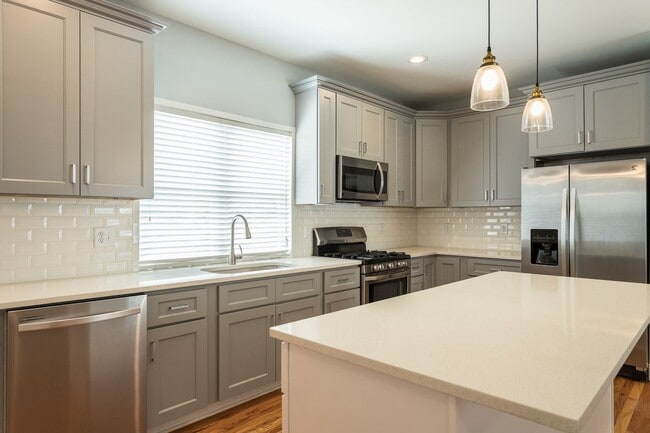 Building Photo - Stunning 3BD, 2.5BA Downtown Raleigh Home with a Fenced Yard