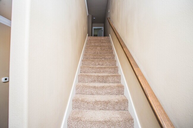 Building Photo - Charming 4 Bedroom, 2 Bath Two-Story Duplex