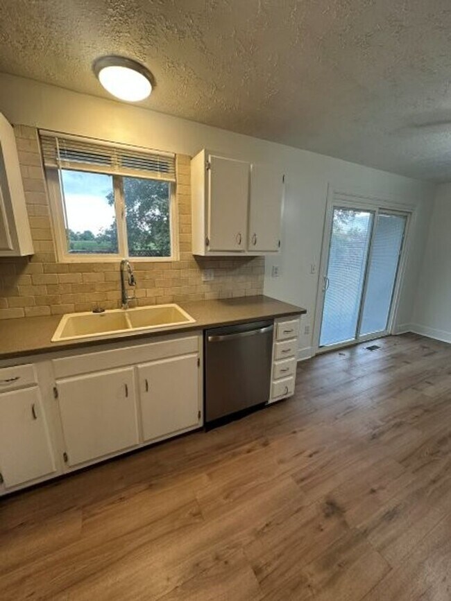 Building Photo - Fall Special – 3 Weeks FREE Rent on 4 Bed,...