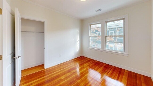 Building Photo - 391 Linwood Ave