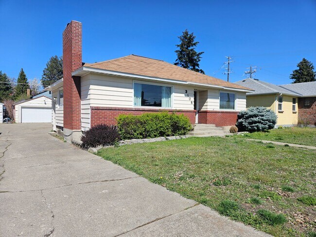 Building Photo - $1,900 - 3 Bed / 2 Bath Charming Rancher Home near the Downriver Golf Course