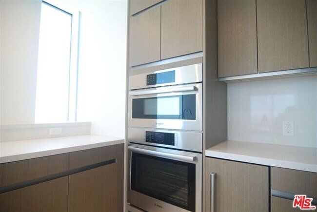 Building Photo - 889 Francisco St