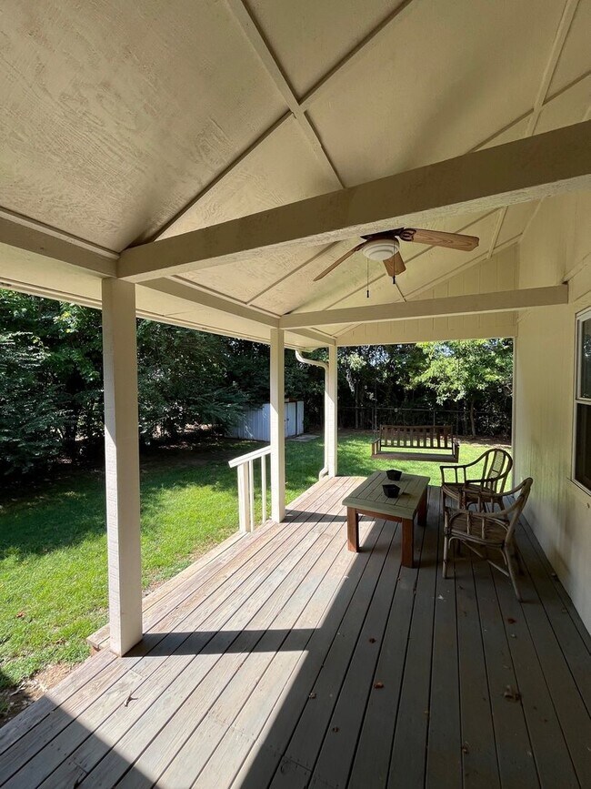 Building Photo - 4 bedrooms and 2 bath home, mature neighborhood, garage, well built and clean