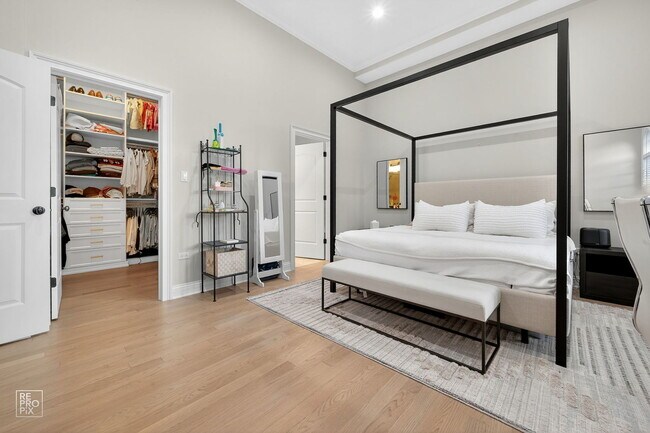 Building Photo - 1526 W Monroe St