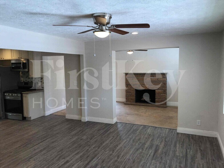 Building Photo - 7427 E McKinley St