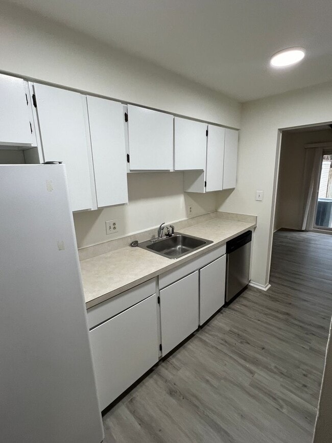 Building Photo - Large Townhouse in Virginia Beach with a Fenced Yard!