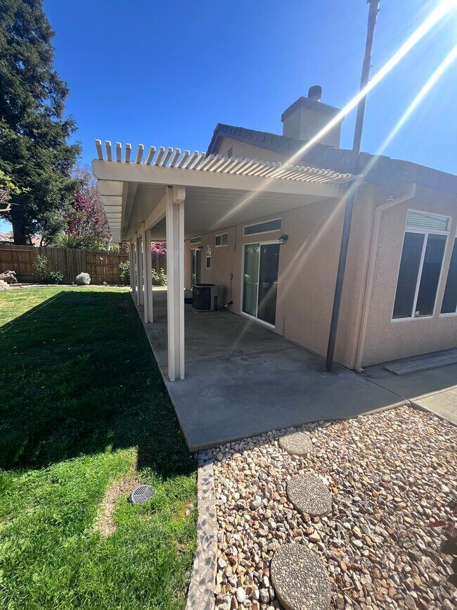 Building Photo - NICE 3 BEDROOM HOME IN ELK GROVE!!