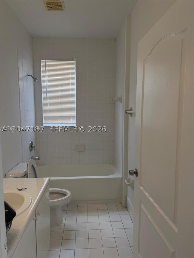 Building Photo - 1656 SE 29th Dr