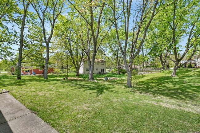 Building Photo - 24W500 Seabrook Ct